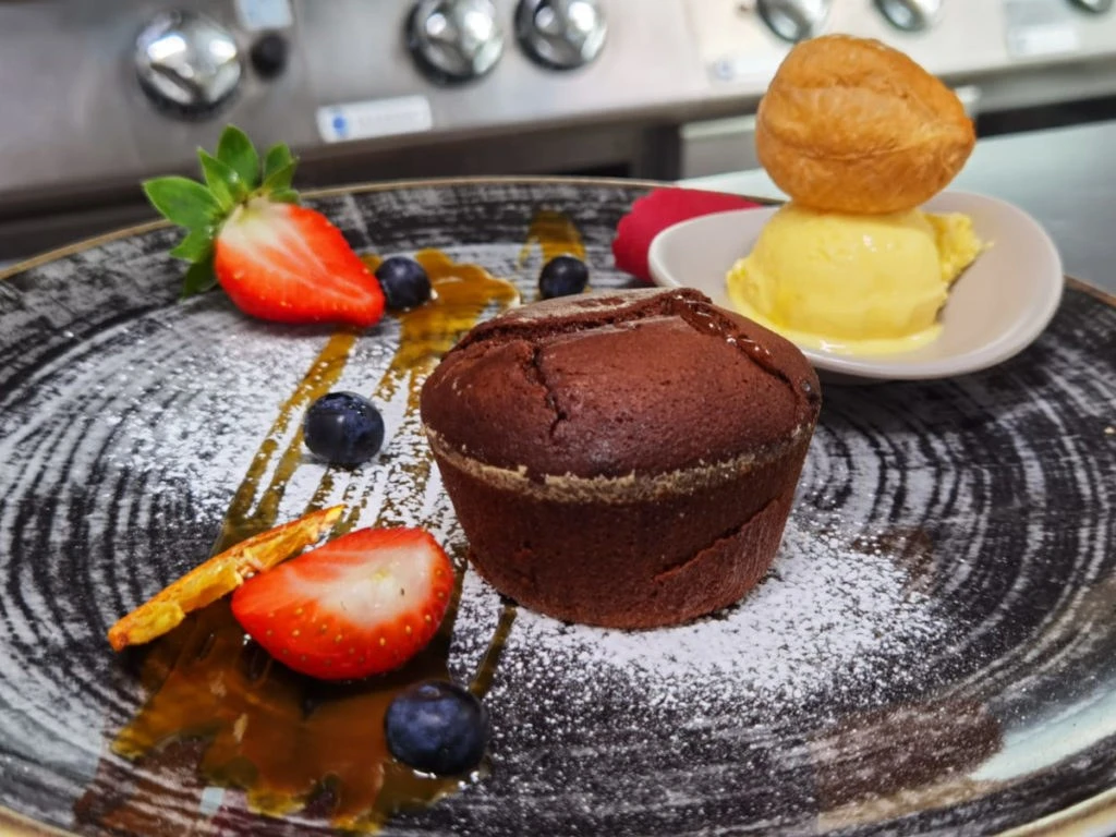 Dessert al cioccolato con frutta delle Vele
