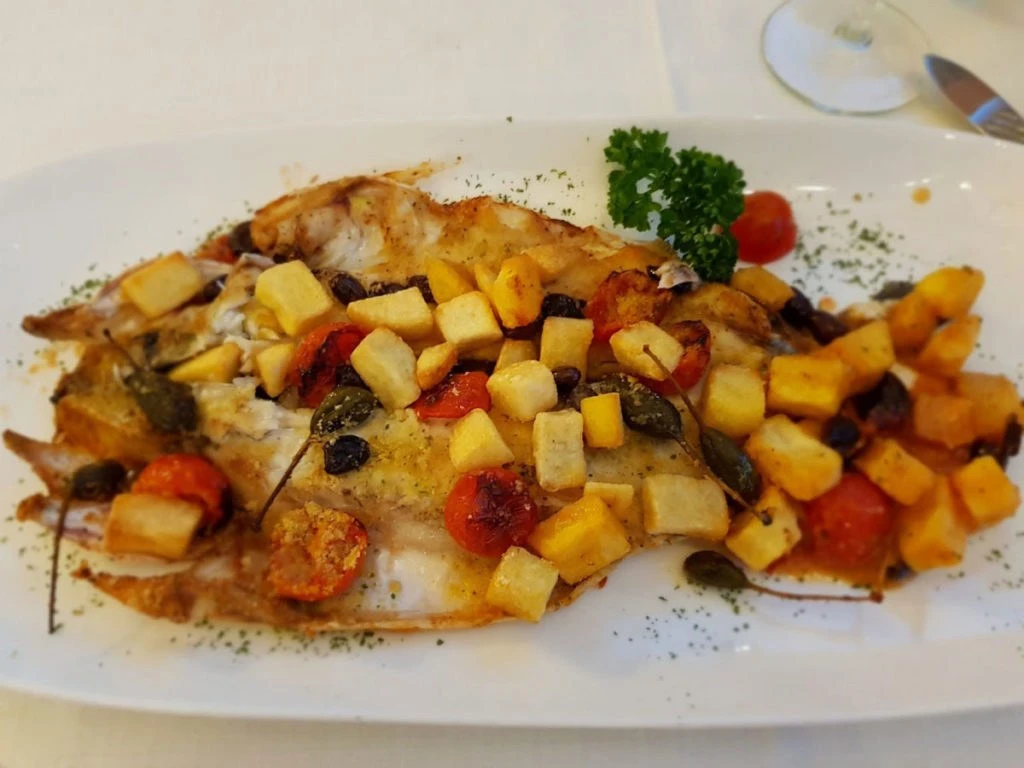 Piatto di pesce con verdure della cucina delle Vele