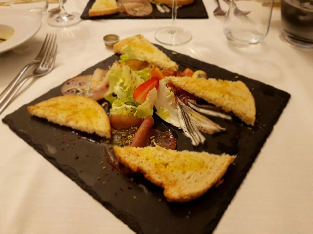 Antipasto di mare con pane dorato dalla cucina delle Vele